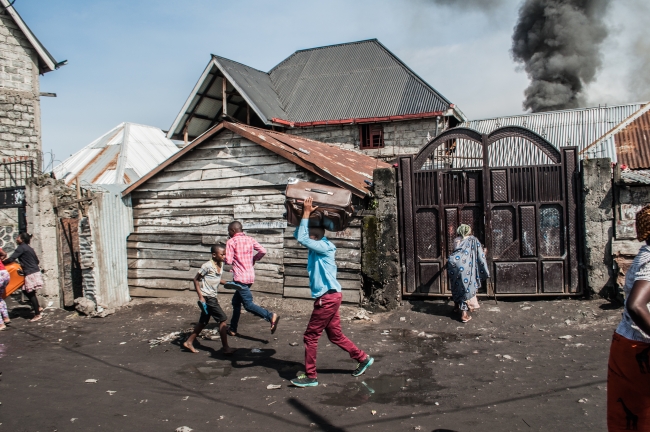 Demokratik Kongo Cumhuriyeti'nde bir uçak evlerin üzerine düştü. Fotoğraf: AFP